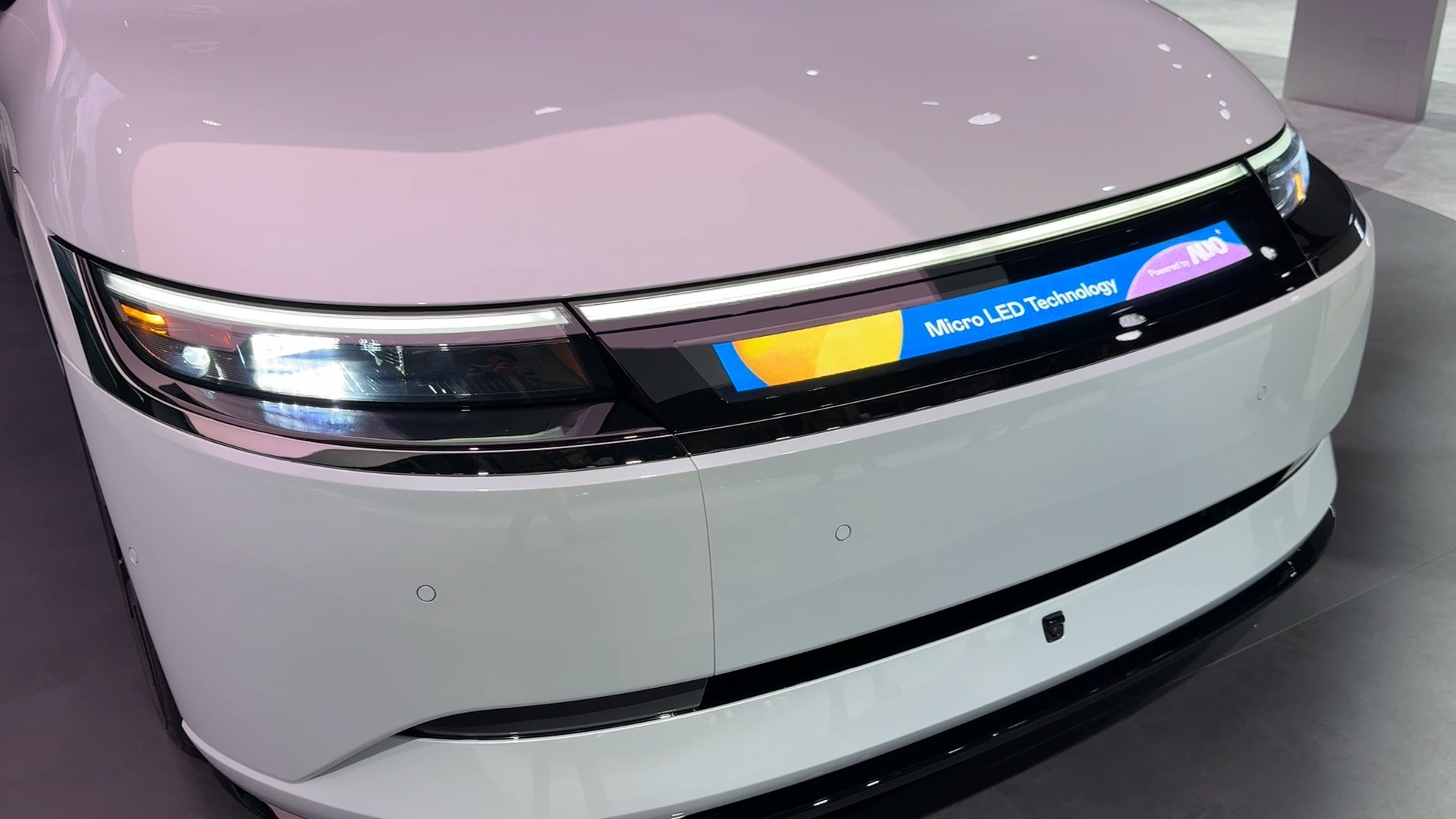 友達Micro LED車頭顯示解決方案擁有高對比度、高亮度、高解析度和超廣視角等特性，可以清晰顯示充電狀態、車輛資訊並展現車主個人化的主題風格、影片文字等內容，革新了人與車的互動方式。